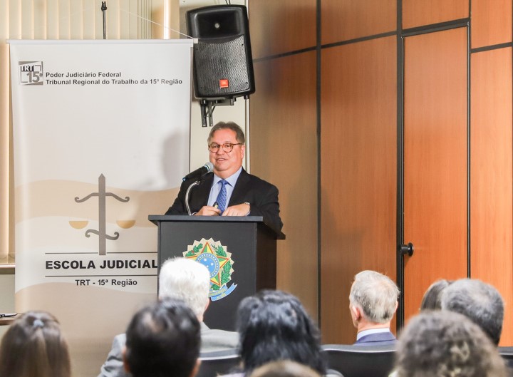 No momento, você está visualizando Professor da FGV profere palestra na Escola Judicial