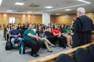 Leia mais sobre o artigo Sede do TRT-15 recebe estudantes de Direito de Matão e Engenheiro Coelho