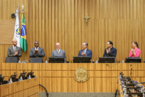 Leia mais sobre o artigo Presidente Samuel recebe título de cidadão campineiro em sessão solene no Plenário do TRT-15