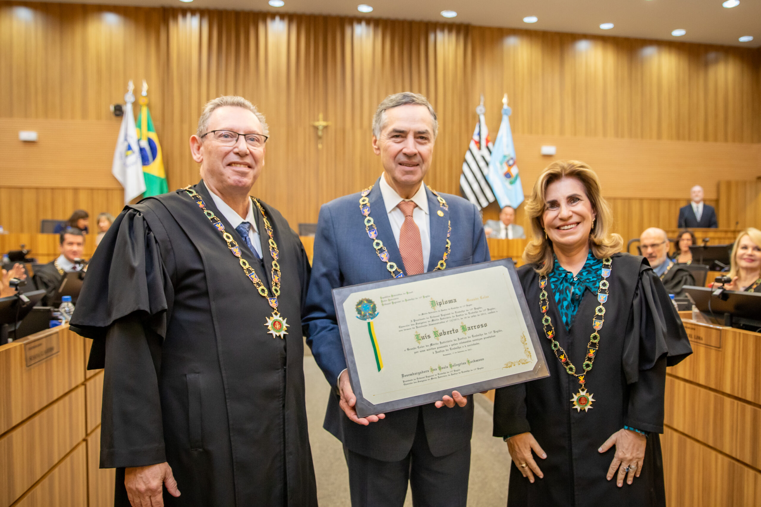 No momento, você está visualizando Presidente do STF, ministro Luís Barroso, recebe Grande Colar do Mérito Judiciário da 15ª Região