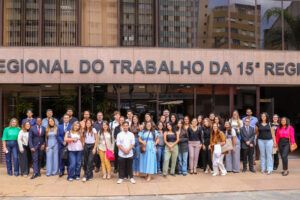 Leia mais sobre o artigo Estudantes das Universidades São Francisco e Claretiano visitam TRT-15