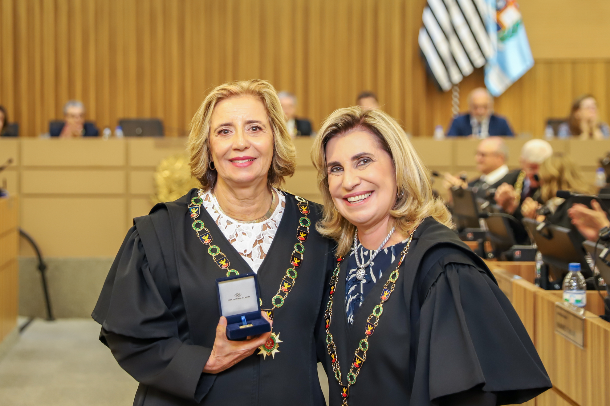 No momento, você está visualizando Desembargadora Tereza Asta recebe Medalha Prêmio “50 Anos de Serviço Público Civil”