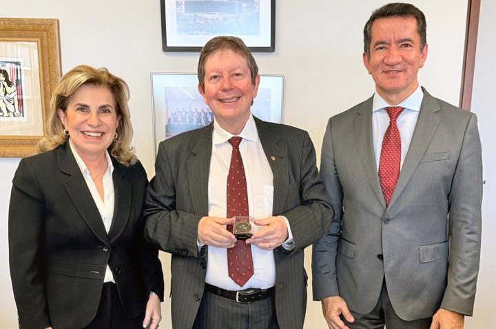 No momento, você está visualizando Corregedor-geral da Justiça do Trabalho recebe moeda comemorativa dos 40 anos do TRT-15